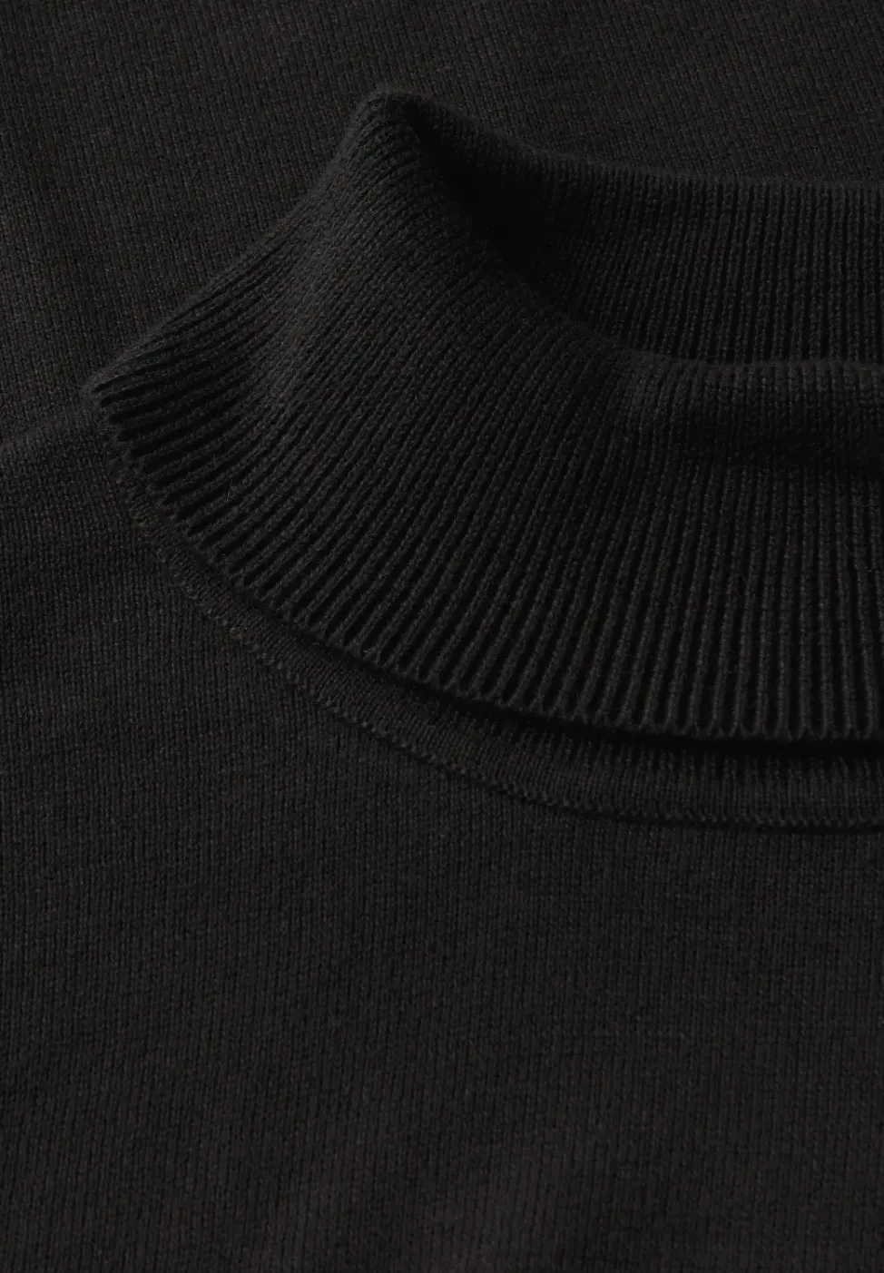 Basic Turtleneck Pullover