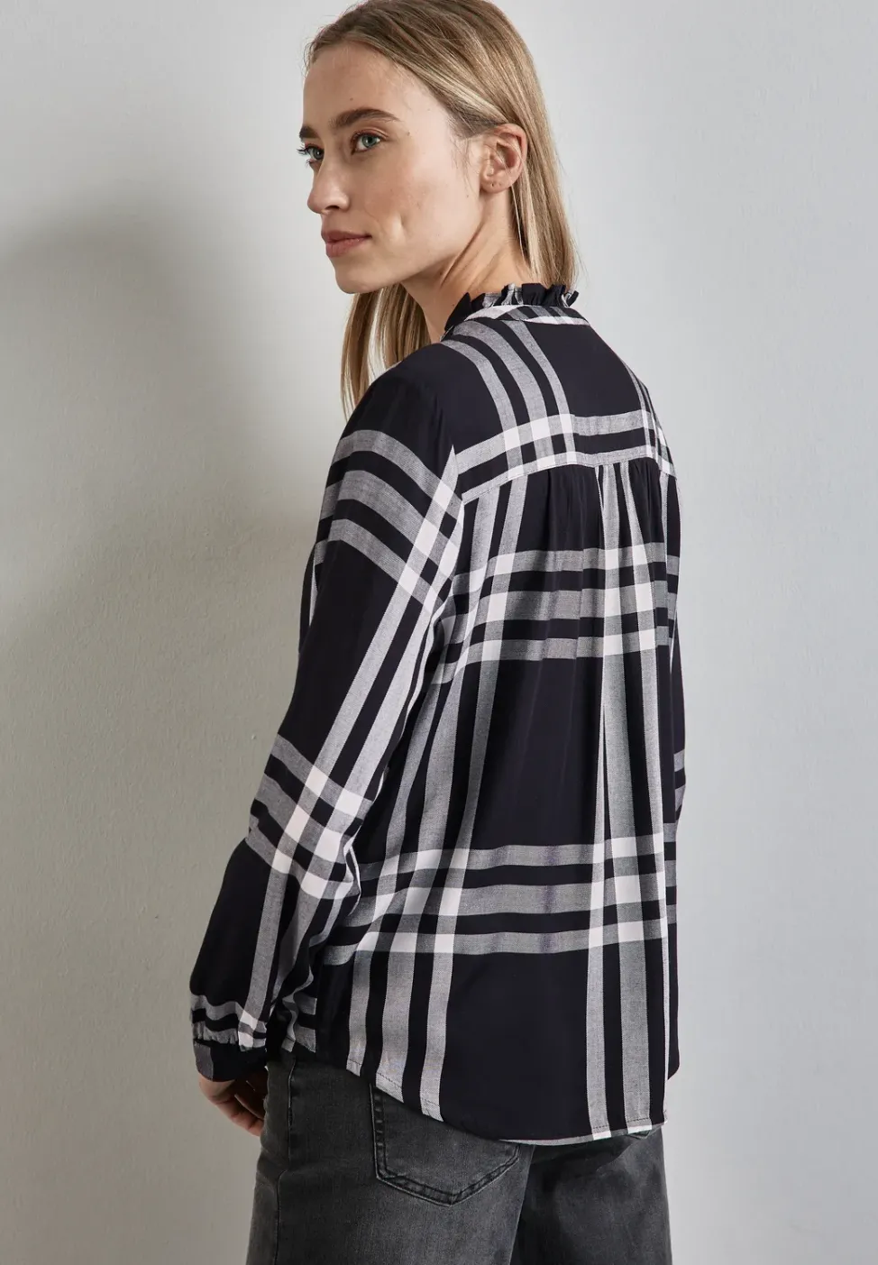 Blouse à carreaux avec volants