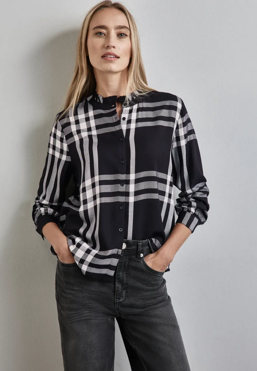 Blouse à carreaux avec volants