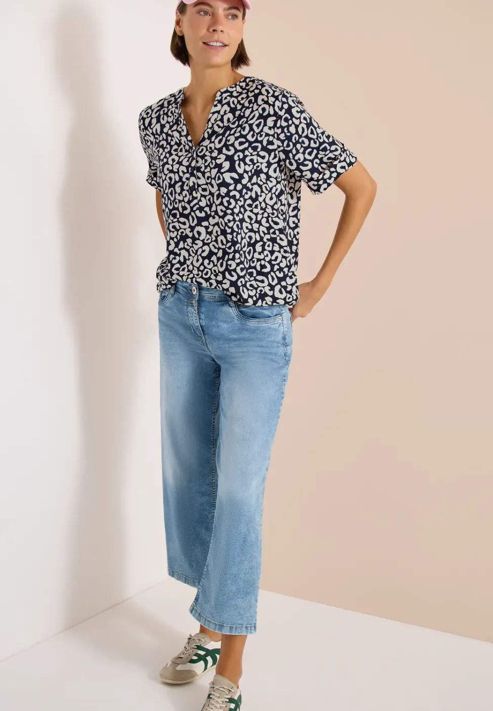 Blouse à col fendu avec motif léopard