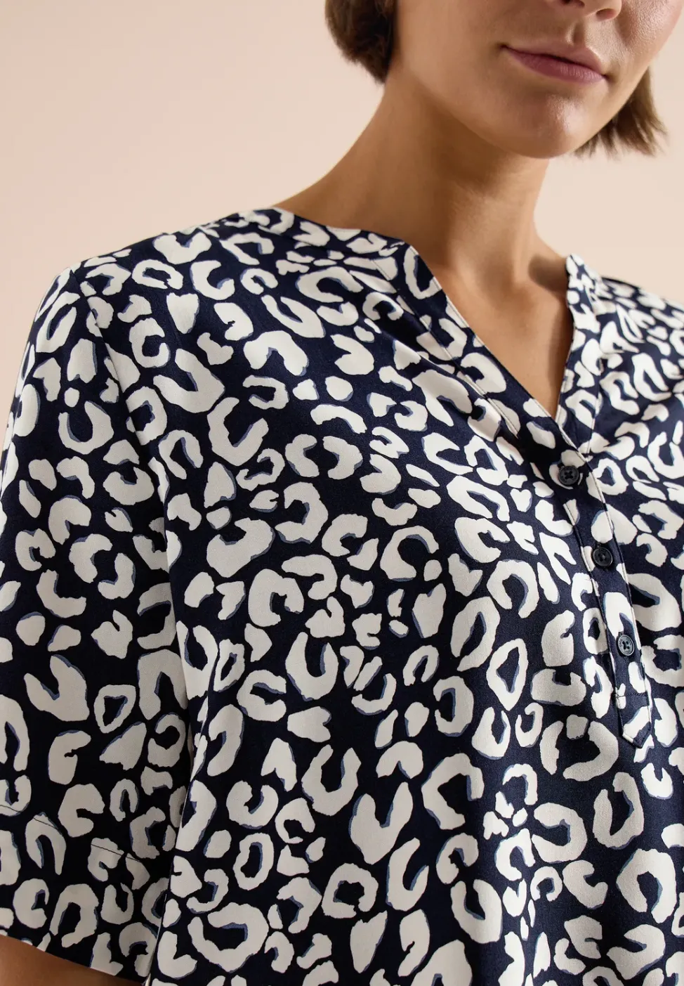 Blouse à col fendu avec motif léopard