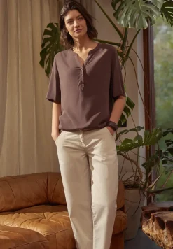 Blouse à manches 3/4 avec col fendu