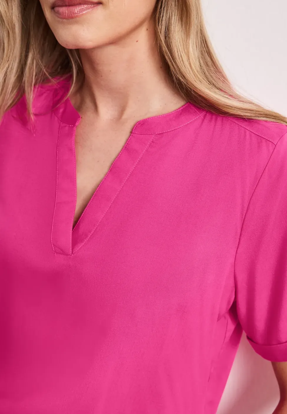 Blouse à manches courtes avec col fendu en couleur unie