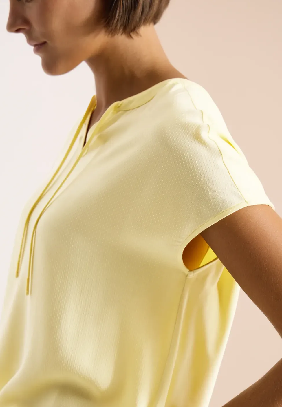 Blouse à manches courtes avec mélange de structures