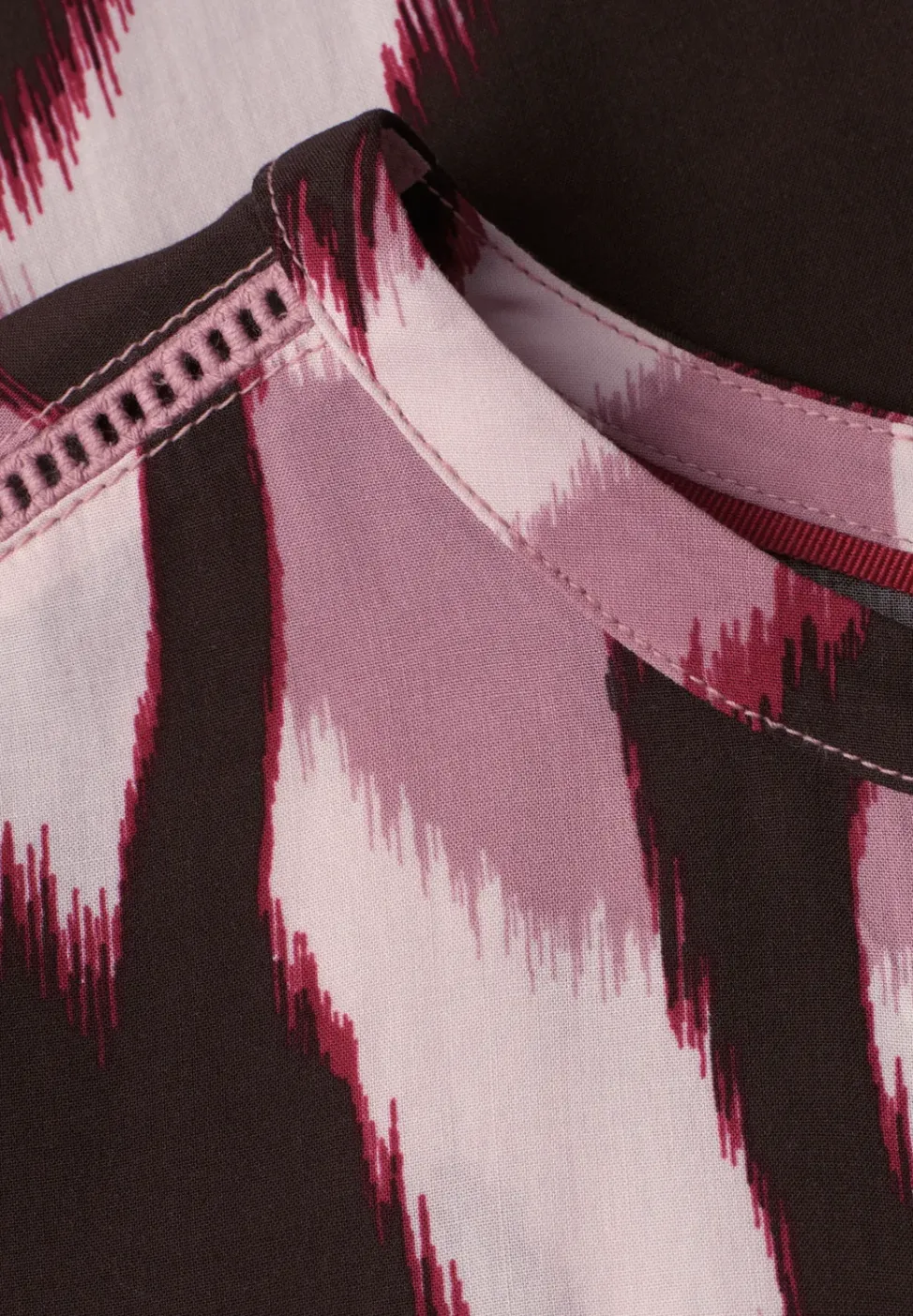 Blouse à épaules tombantes avec bandes décoratifves