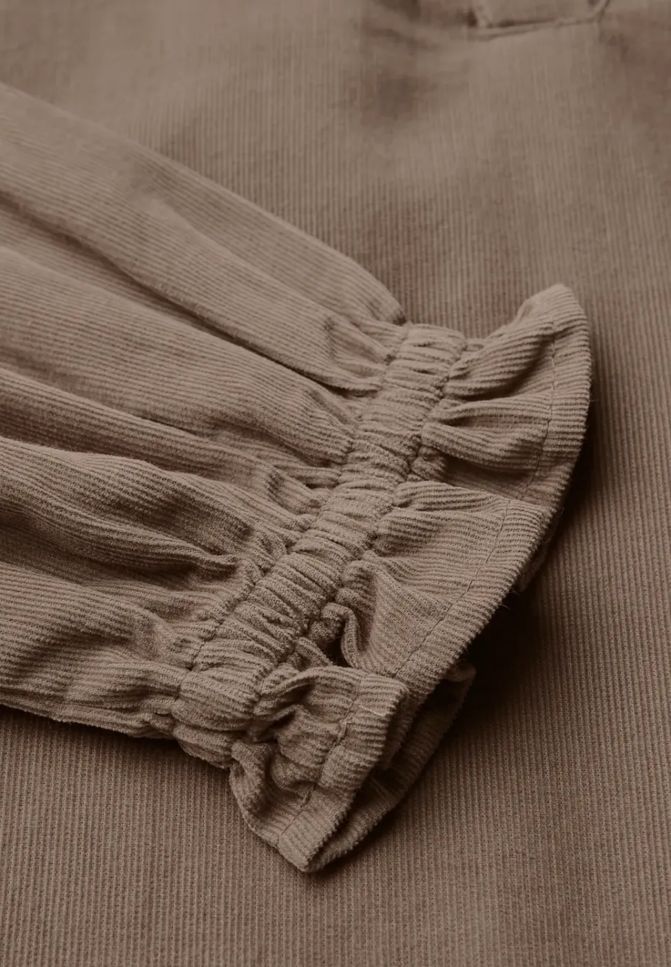 Blouse en velours côtelé avec détails à volants