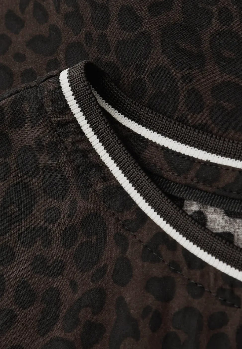 Blouse léopard avec détails en bande