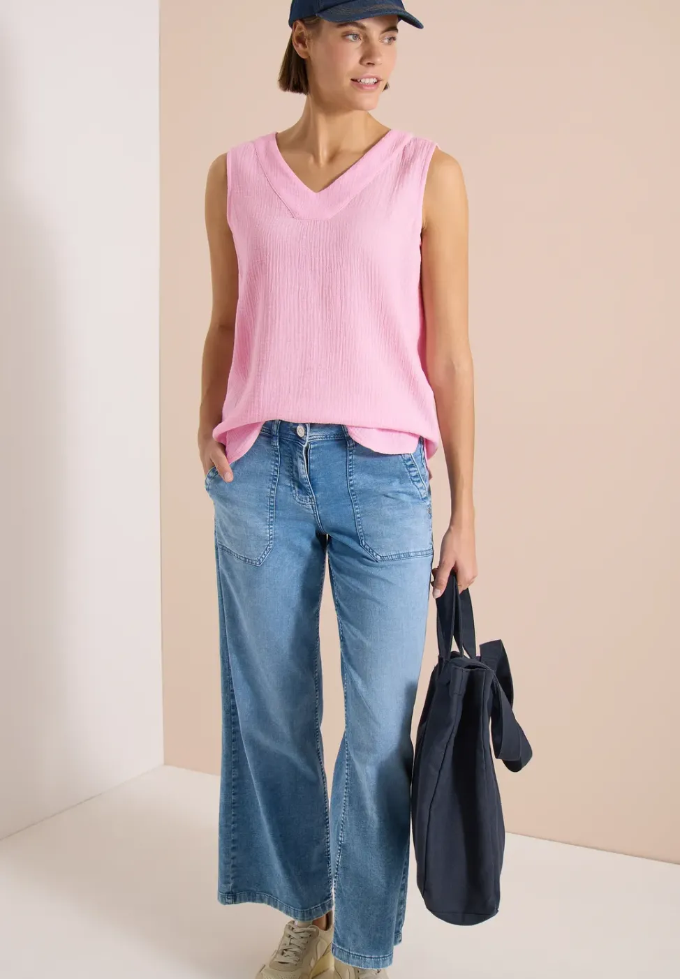 Blouse sans manches col V en mousseline