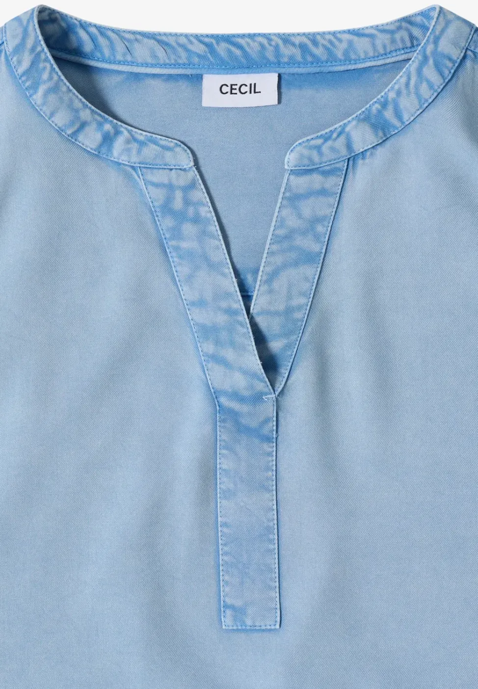 Blouse à manches courtes avec col fendu dans un look denim
