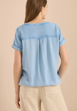 Blouse à manches courtes avec col fendu dans un look denim