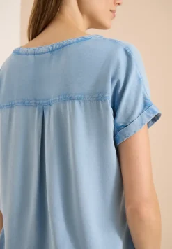 Blouse à manches courtes avec col fendu dans un look denim