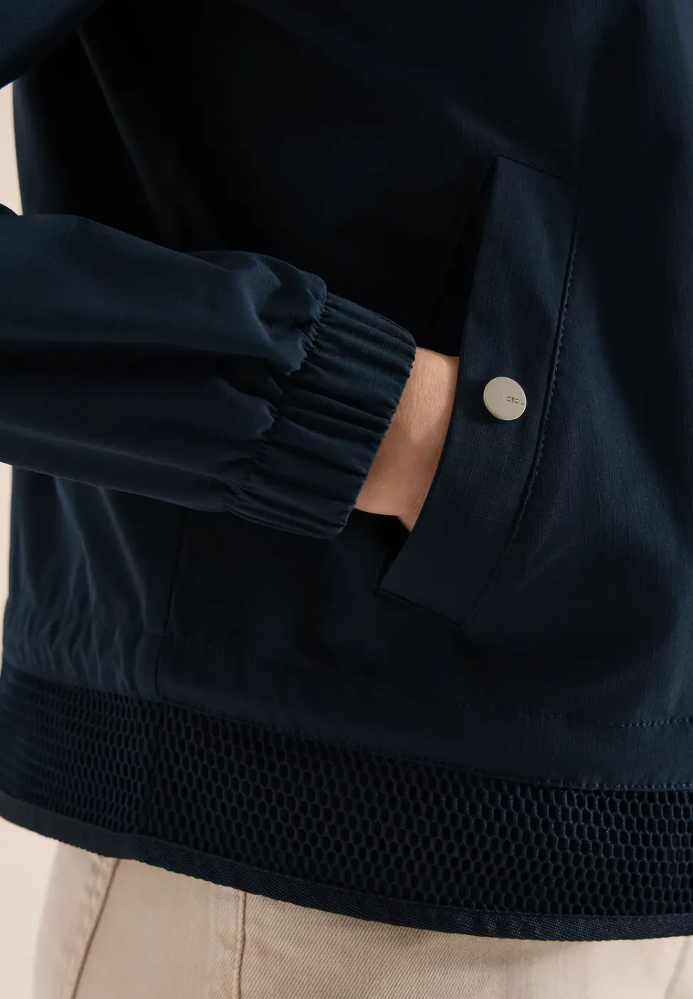 Blouson avec cordon de serrage et détails en mesh
