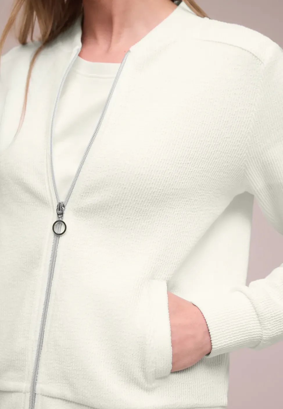 Blouson avec fermeture éclair et structure