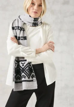 Écharpe tricotée à motifs