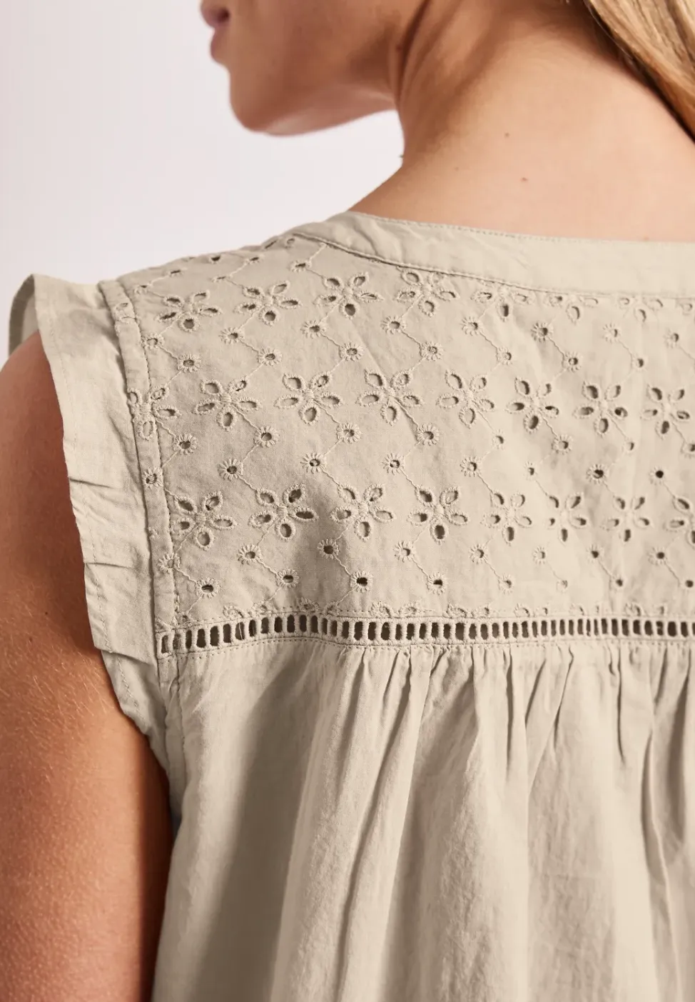 Chemisier top col fendu – détails shiffley