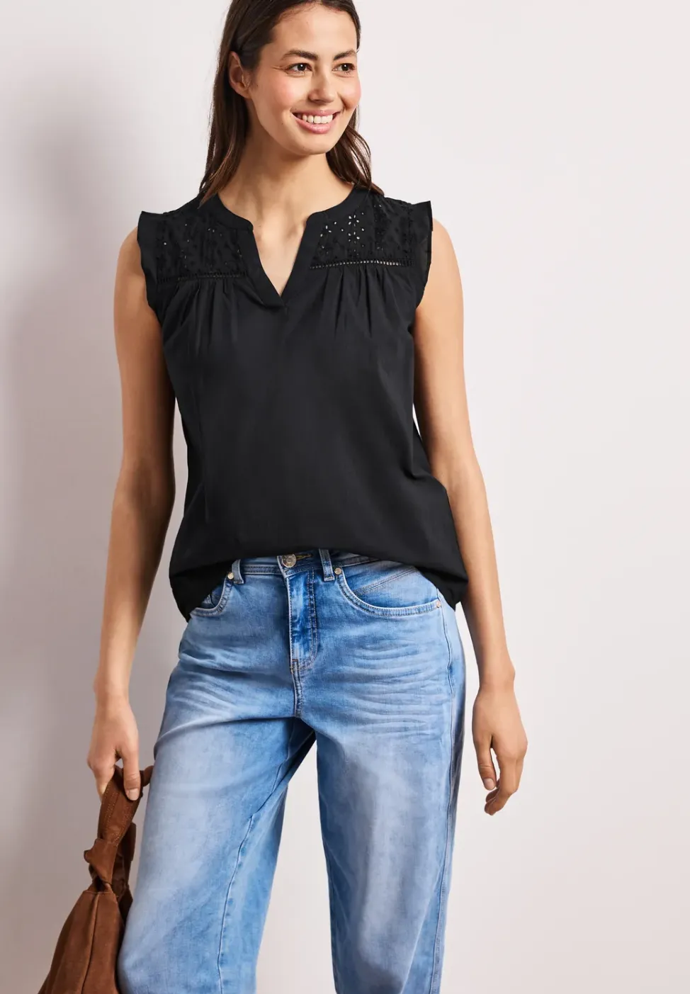 Chemisier top col fendu – détails shiffley