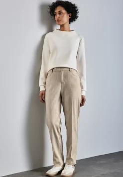 Chino avec détail de boutons