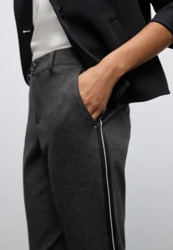 Chino avec détails en bande