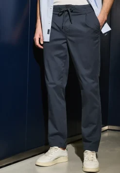 Chino à la coupe décontractée