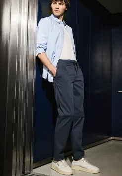 Chino à la coupe décontractée