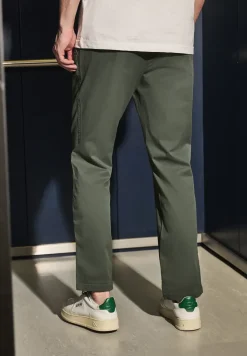 Chino à la coupe décontractée