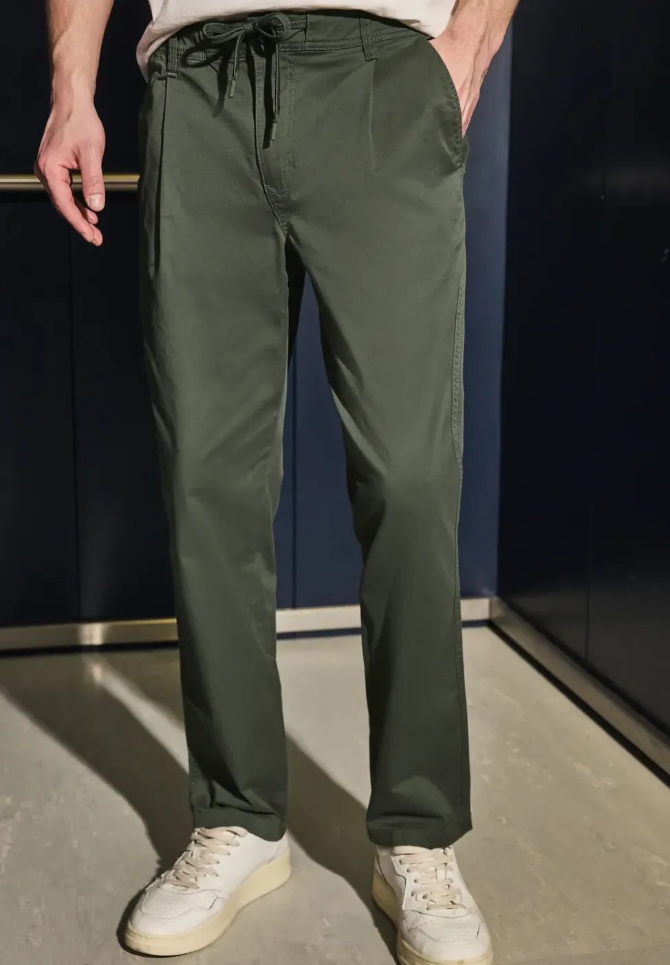 Chino à la coupe décontractée