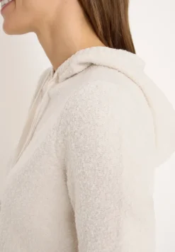 Doux pull-over en maille bouclette