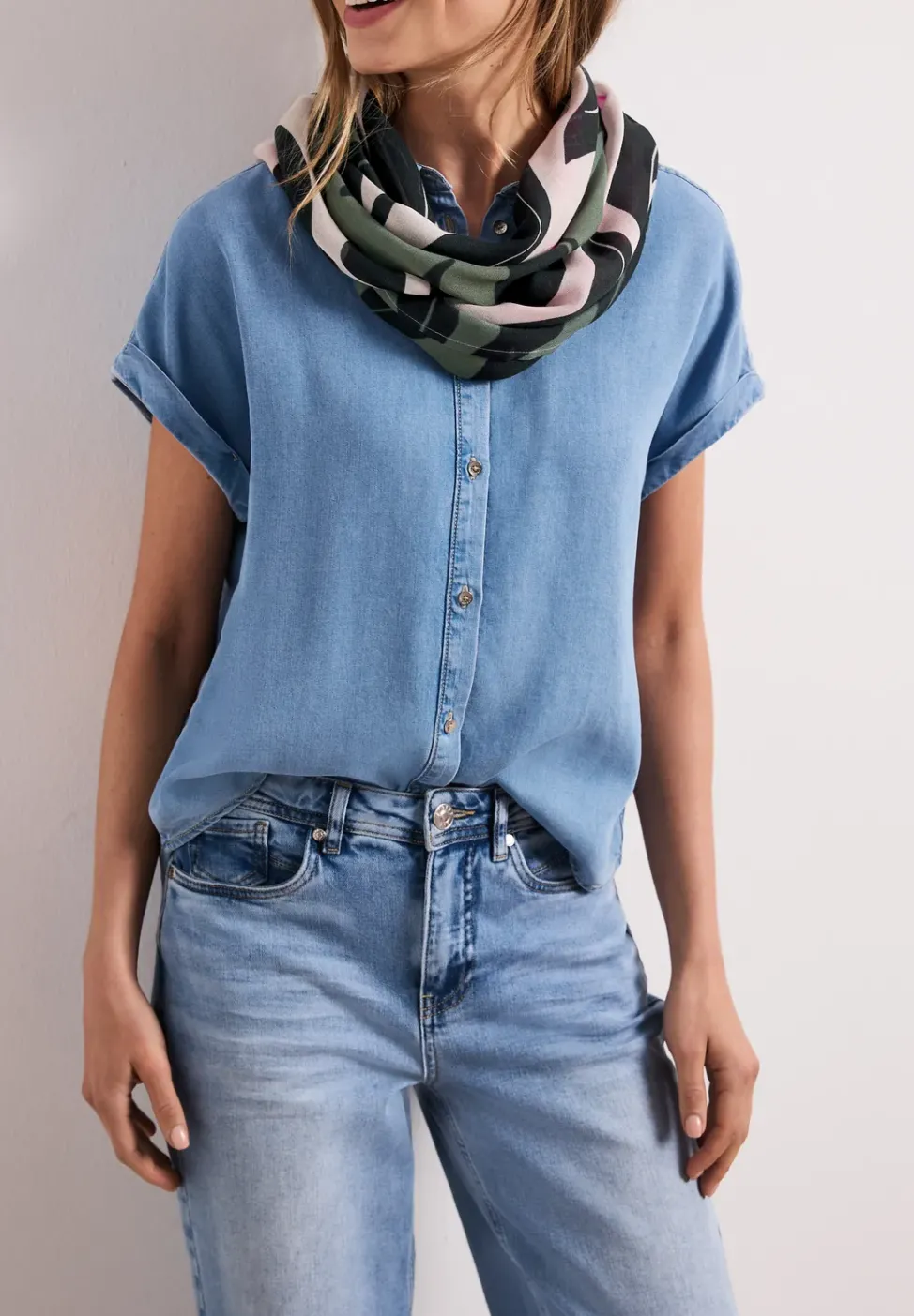 Foulard loop avec motif de feuilles
