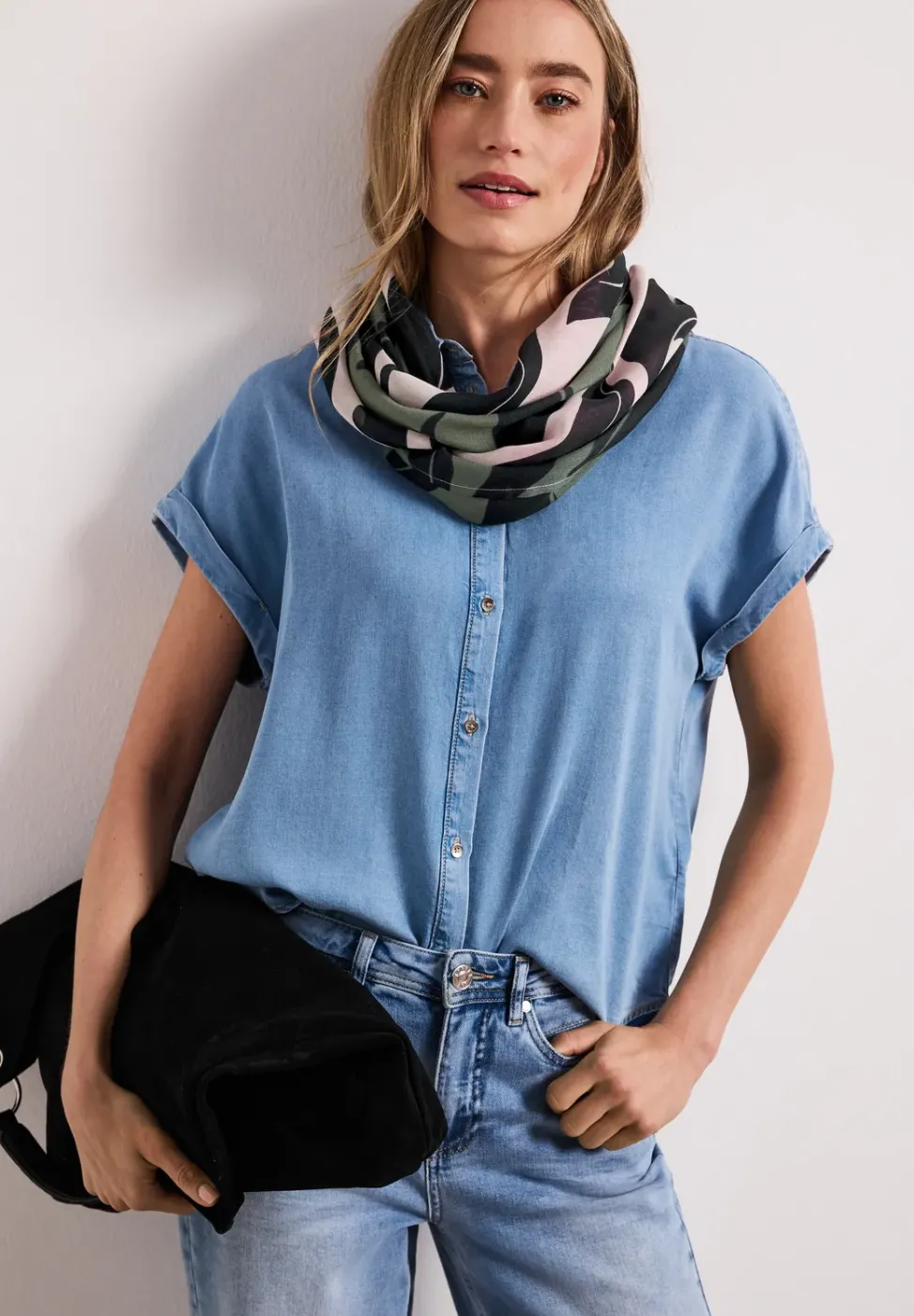 Foulard loop avec motif de feuilles
