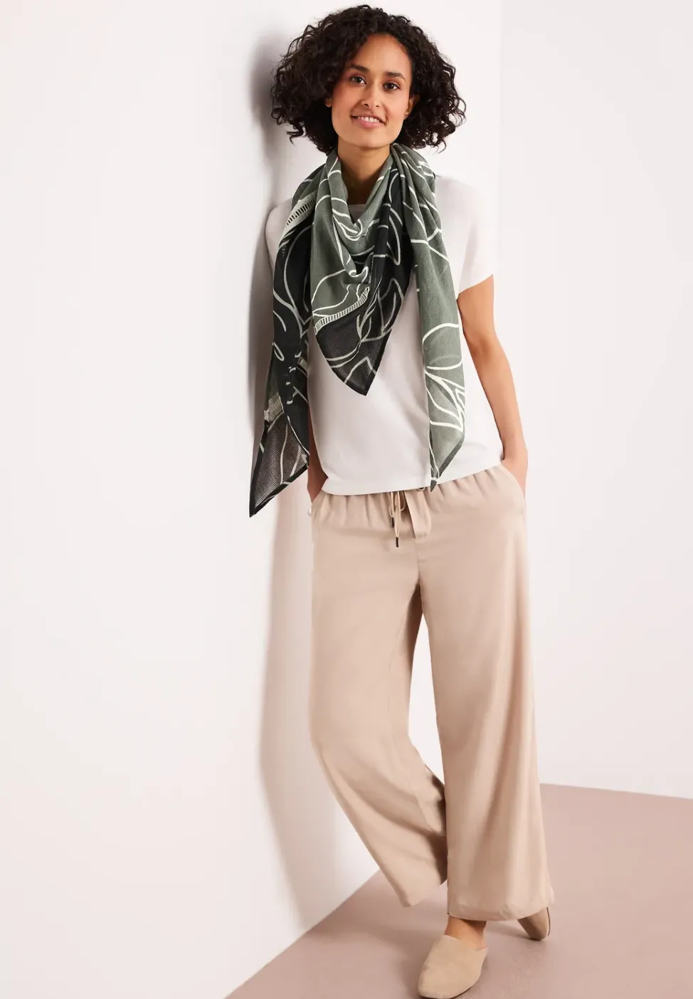Foulard triangulaire avec impression de feuilles