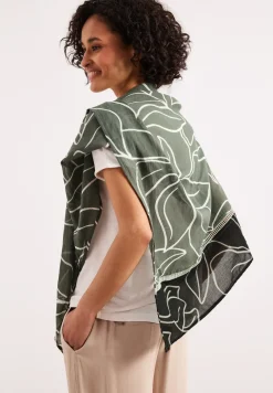 Foulard triangulaire avec impression de feuilles