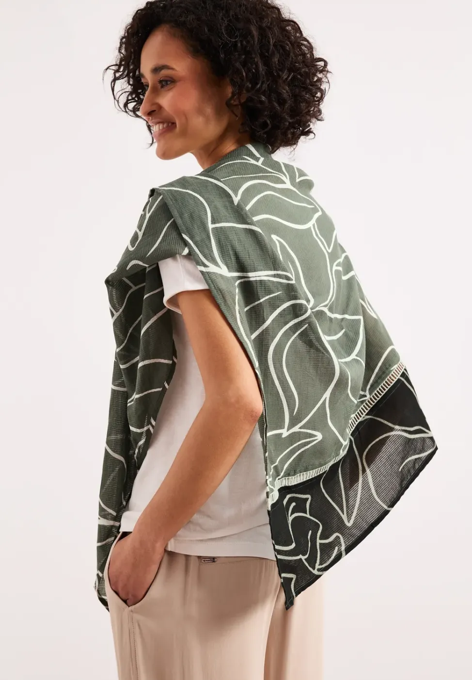 Foulard triangulaire avec impression de feuilles