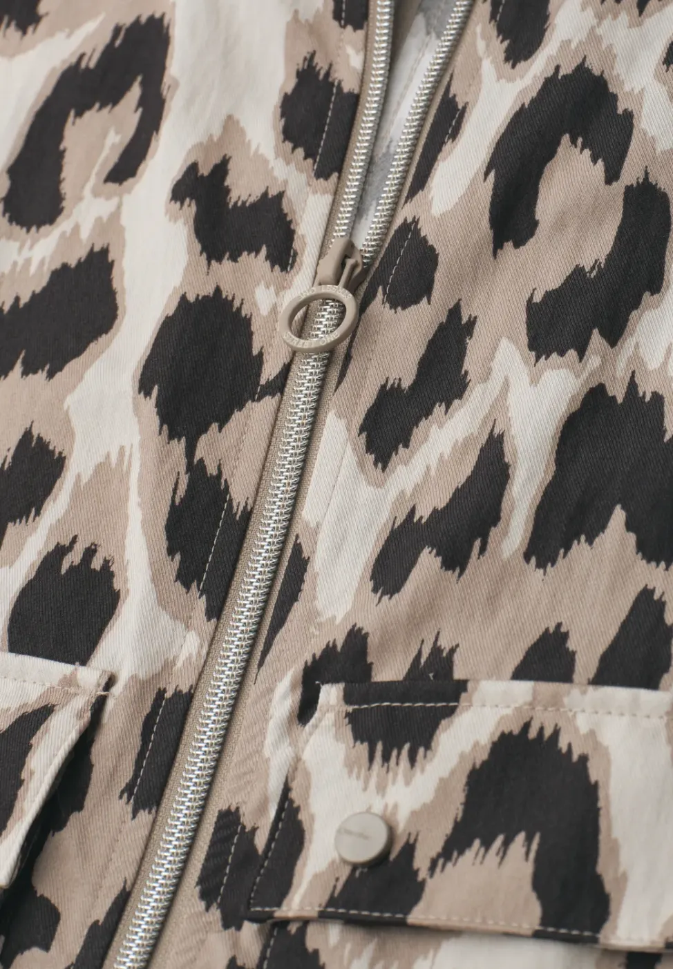 Gilet avec col montant et motif léopard