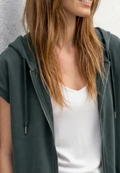 Gilet en aspect soyeux avec capuche
