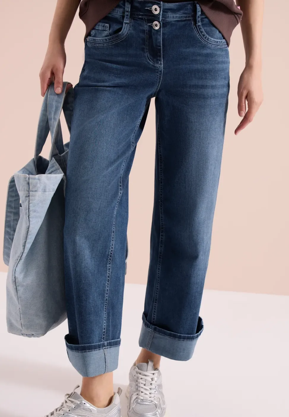Jeans jambes larges à taille haute et coupe slim