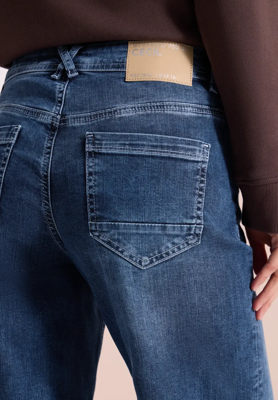 Jeans jambes larges à taille haute et coupe slim