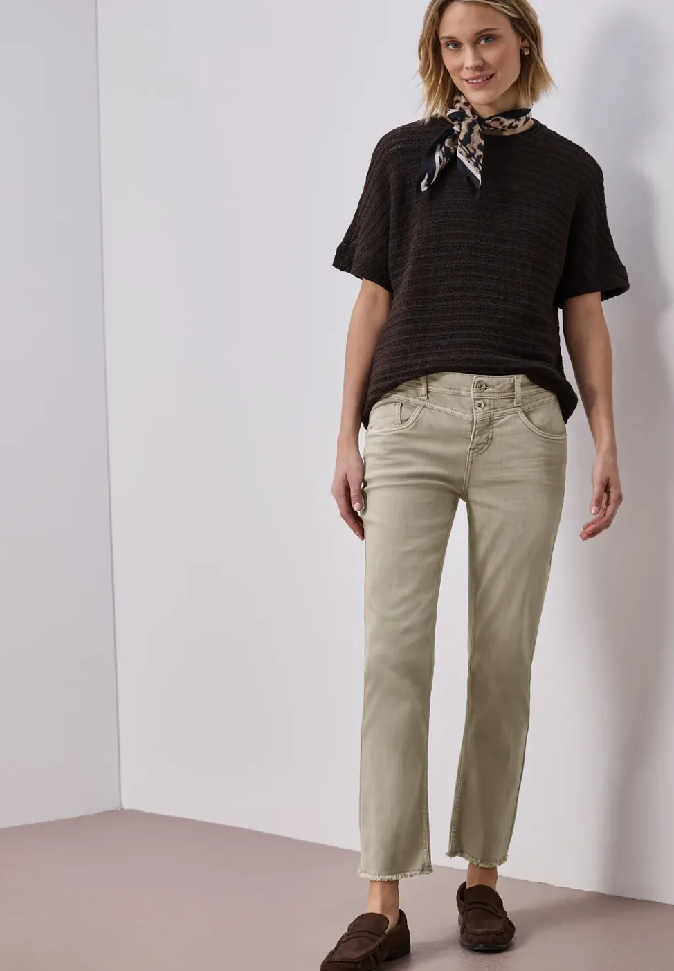 Jeans Straight Legs avec ourlet frangé
