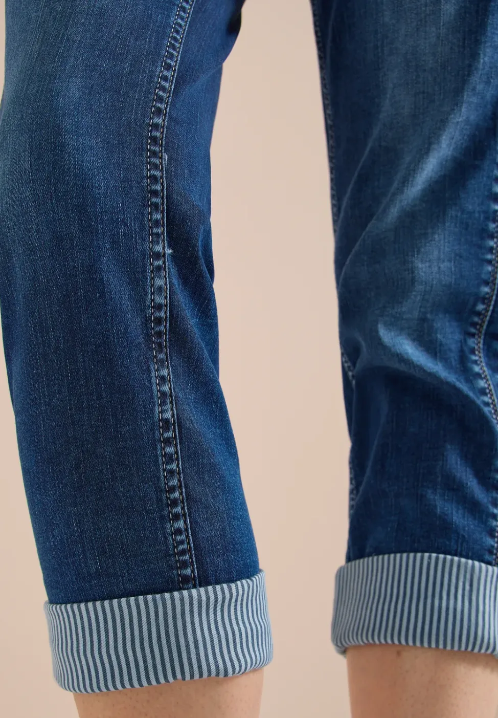 Jean taille mi-haute à coupe droite au style décontracté