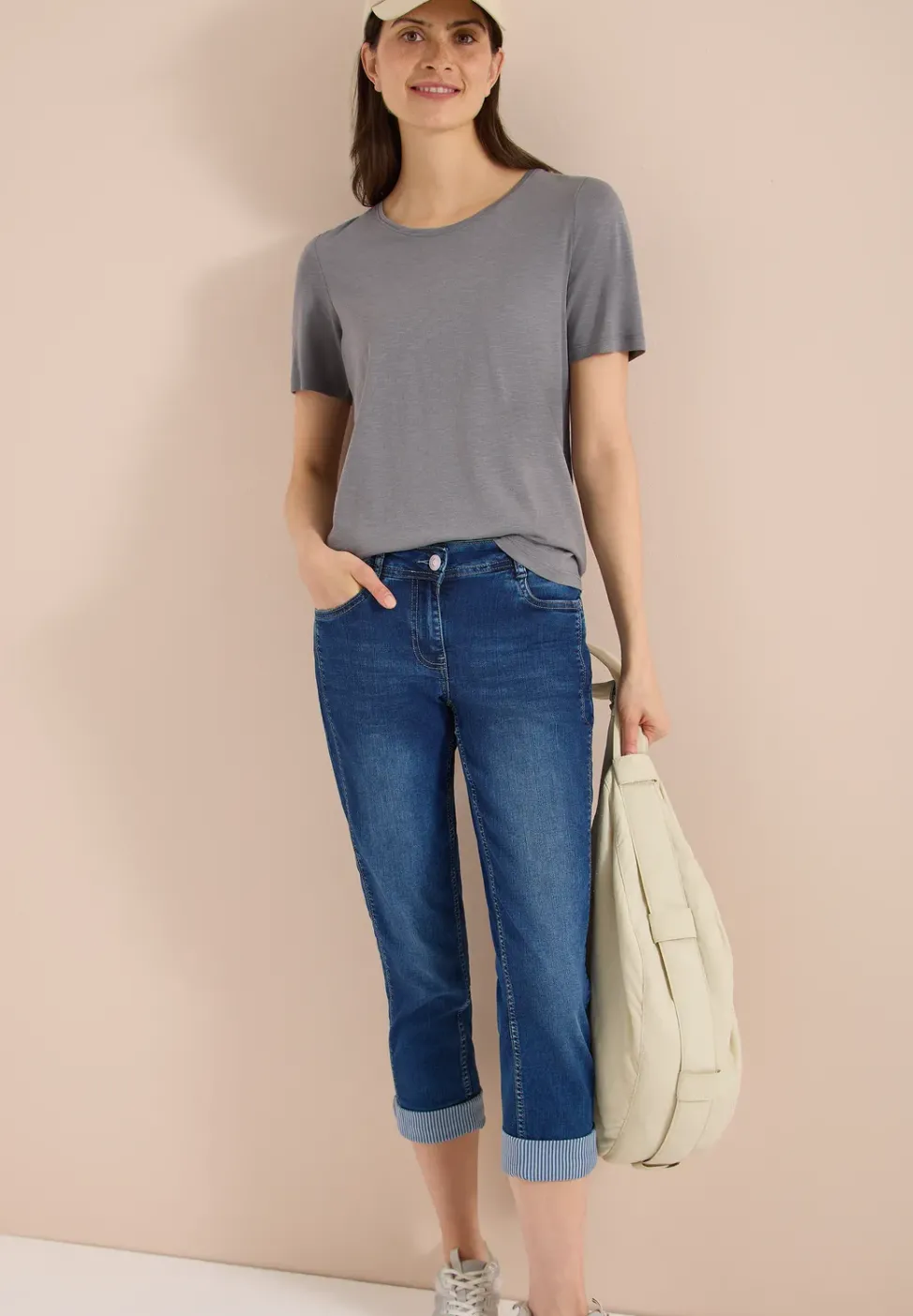 Jean taille mi-haute à coupe droite au style décontracté