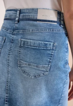 Jupe en jean longueur genou avec détail de ceinture