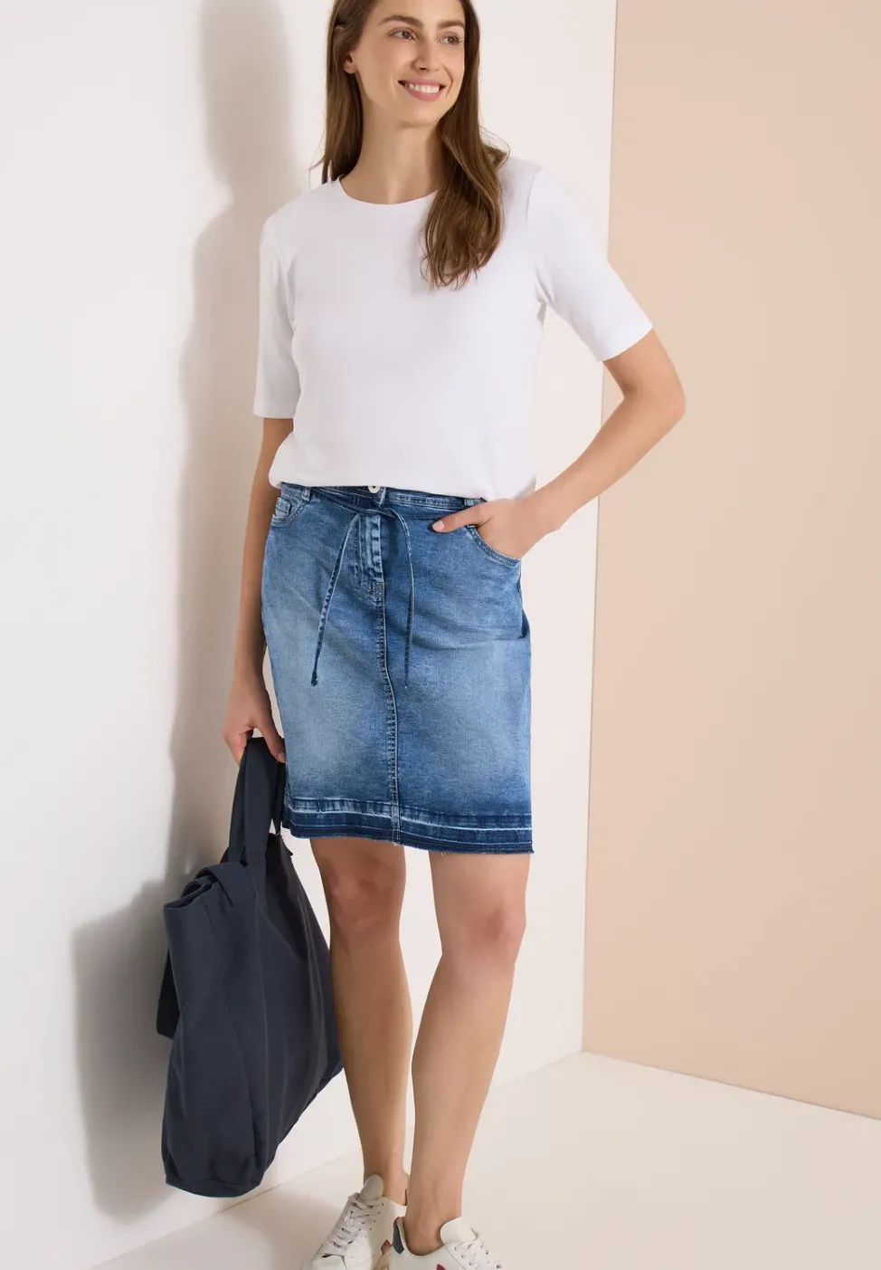 Jupe en jean longueur genou avec détail de ceinture