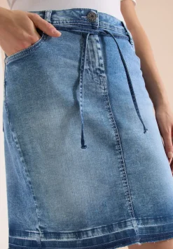 Jupe en jean longueur genou avec détail de ceinture