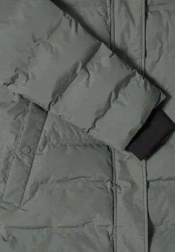 Manteau avec matelassage sans coutures