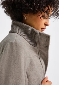 Manteau court avec détails en tricot