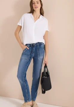 Mid Waist Slim Leg Jeans dans un Casual Fit