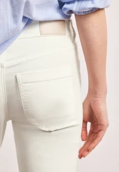 Mid Waist Slim Leg Jeans dans un Casual Fit