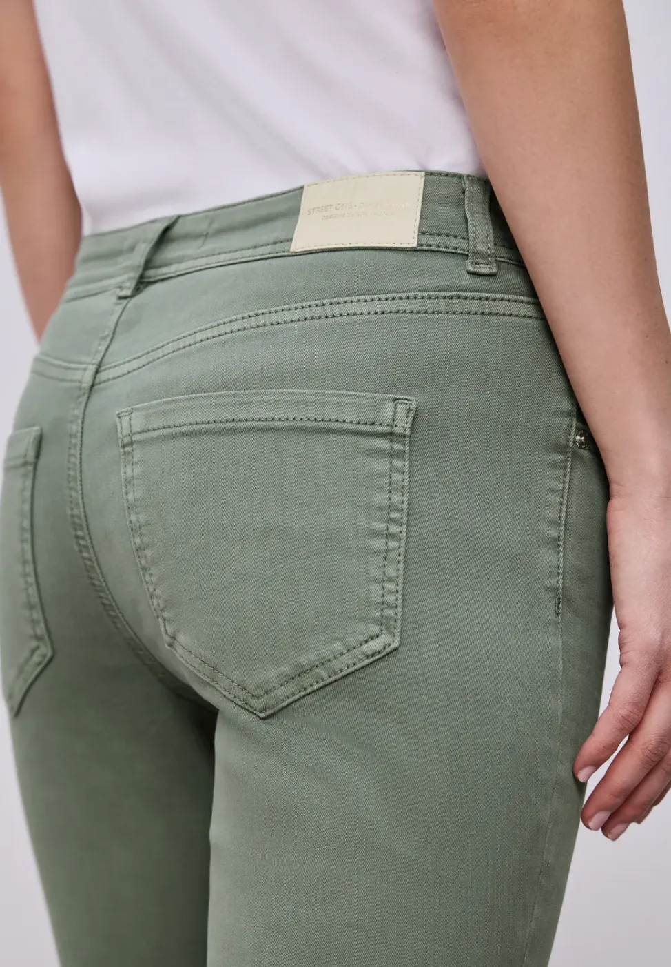 Mid Waist Slim Leg Jeans dans un Casual Fit