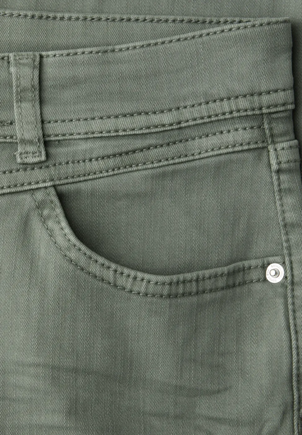 Mid Waist Slim Leg Jeans dans un Casual Fit