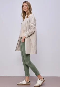Mid Waist Slim Leg Jeans dans un Casual Fit