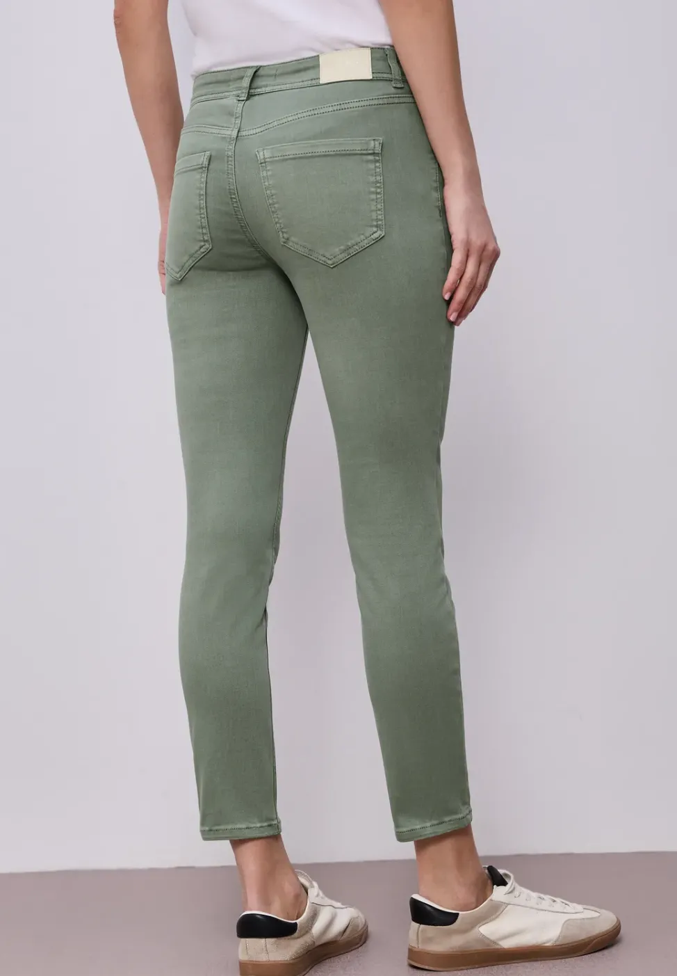 Mid Waist Slim Leg Jeans dans un Casual Fit